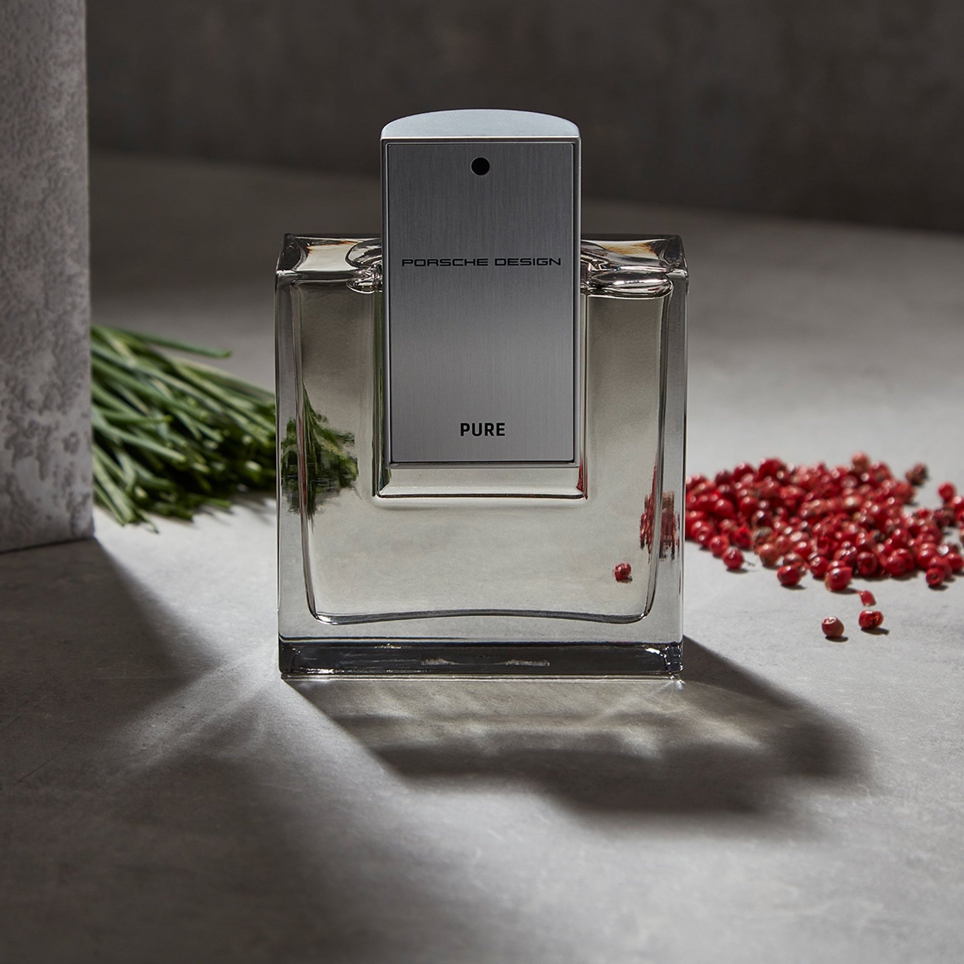 PORSCHE DESIGN TITAN UNISEX EDT 50ML الصورة الثانوية